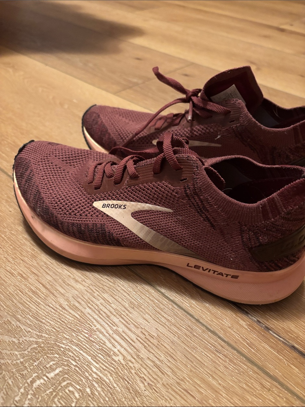 Brooks Levitate Women's Running Shoe - Burgundy with Pink Midsole
